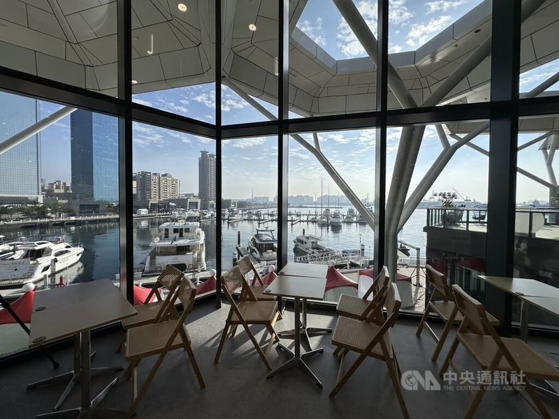 高雄流行音樂中心全新商場「FOCUS 13珊瑚礁群」24日起試營運，地點座落在高雄愛河灣畔，被網友稱是「最美海景商場」。中央社記者林巧璉攝　114年12月24日