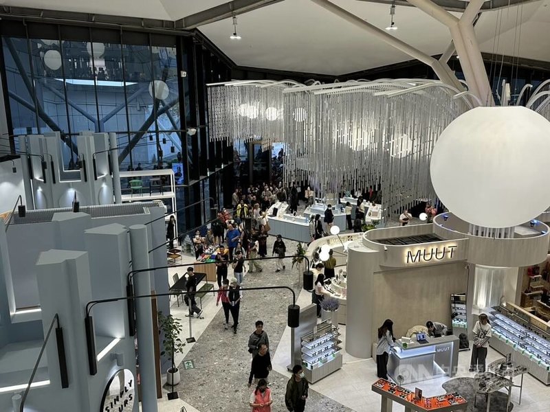 高雄流行音樂中心「FOCUS 13珊瑚礁群」24日開門亮相試營運，主打文創、生活選物，首日就吸引大批民眾入場。中央社記者林巧璉攝　114年12月24日