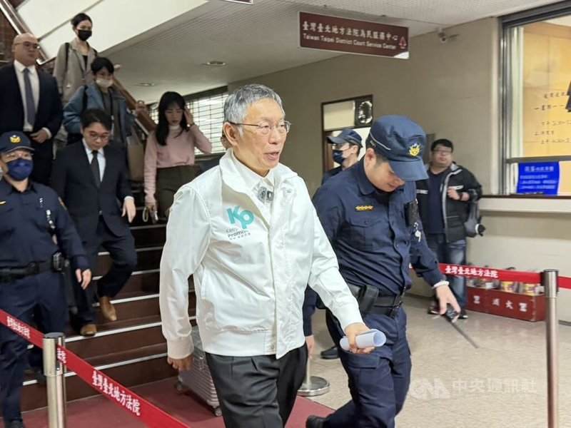 台北地方法院審理京華城等案，全案24日辯論終結。遭起訴的前台北市長柯文哲（前中）庭訊後受訪表示，台灣的司法一定要改革，司法的目的是維護社會公平正義、保障人民權益，司法絕對不可以變成政治工具。中央社記者劉世怡攝　114年12月24日