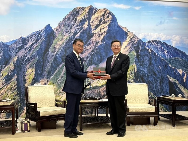 行政院長卓榮泰（右）24日在行政院秘書長張惇涵、發言人李慧芝、外交部次長吳志中等人陪同下，接見日本前外務大臣、眾議員河野太郎（左）等人，盼台日持續深化合作。中央社記者賴于榛攝 114年12月24日