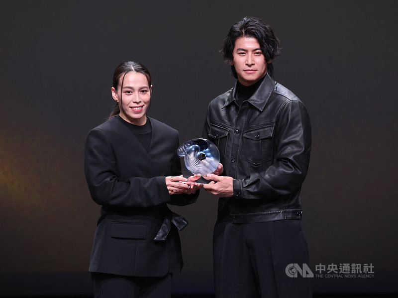 114年體育運動精英獎24日盛大舉辦頒獎典禮，最佳男運動員獎由「台灣隊長」陳傑憲（右）脫穎而出獲肯定，他開心從「舉重女神」郭婞淳（左）手中接過獎座。中央社記者張新偉攝　114年12月24日