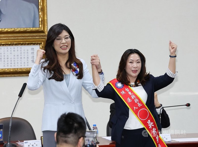 國民黨24日下午舉行中常會,通過首波2026年縣市長提名作業,徵召台東縣議會議長吳秀華(右)參選台東縣,黨主席鄭麗文(左)為其加油打氣。中央社記者郭日曉攝 114年12月24日