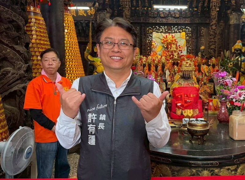 嘉義縣大林鎮公所「韌性經濟方案鎮民樂活消費金自治條例」提案24日獲鎮代會通過，將普發給每名鎮民現金新台幣3000元，鎮長許有疆（前）表示，普發現金總預算近9000萬元，由公所公庫自有財源稅收支應。（大林鎮公所提供）中央社記者蔡智明傳真　114年12月24日