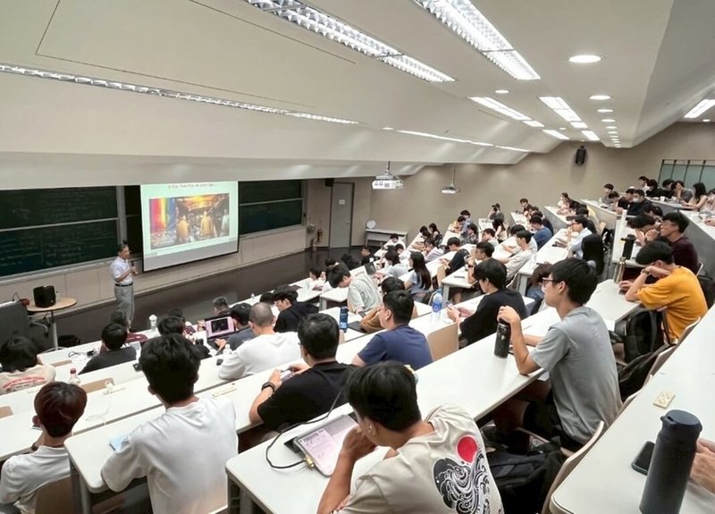 陽明交通大學公布115學年碩士班及碩士在職專班報名統計，報名比114學年成長2成，AI、資工與半導體相關系所競爭激烈。圖為陽明交大前瞻半導體研究所上課情形。（陽明交大提供）中央社記者許秩維傳真　114年12月24日