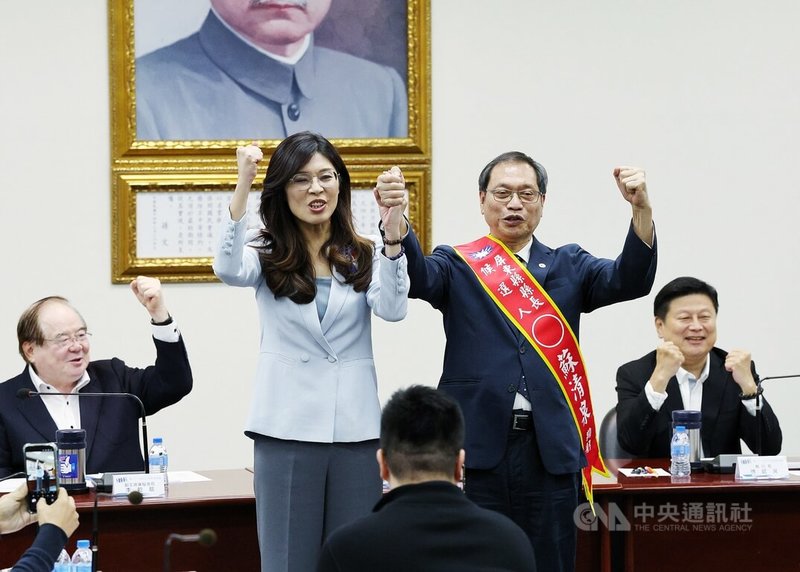 國民黨中常會24日通過首波2026年縣市長提名作業,徵召立委蘇清泉(前右)參選屏東縣長,黨主席鄭麗文(前左)帶領高喊勝選口號。中央社記者郭日曉攝 114年12月24日