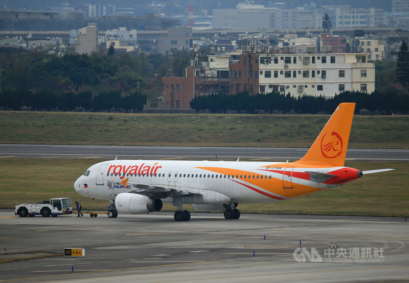 菲律賓皇家航空宣布2026年1月4日起停飛台北-長灘島的直飛航線，品保協會24日表示，業者將協助改由馬尼拉轉機的方式前往，或者協助退費，若有相關爭議可向品保協會請求協助。圖為菲律賓皇家航空航機。中央社記者黃名璽攝  114年12月24日