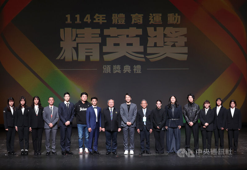 114年體育運動精英獎24日在台北盛大頒獎,運動部長李洋(右8)、中華奧會主席林鴻道(左8)與最佳教練獎得主曾豪駒(左6)、最佳男運動員得主陳傑憲、(右4)、最佳運動精神獎得主周天成(左5)、最佳新秀運動員獎得主江靜緣(右5)、最佳運動團隊獎得主台灣女子拔河隊等獲獎者合影。中央社記者張新偉攝 114年12月24日