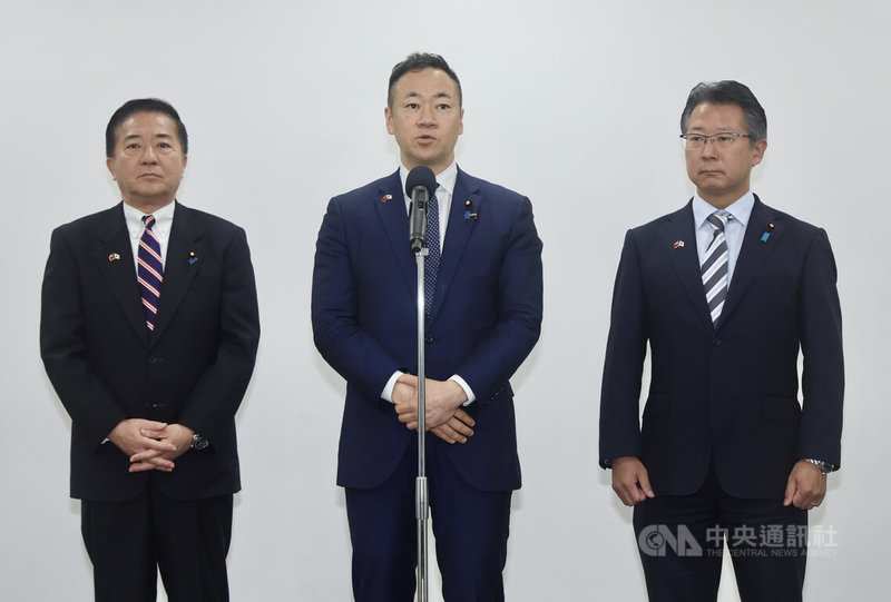 日本眾議院議員鈴木馨祐（中）、長島昭久（左）、神田潤一（右）訪台記者會24日在日本台灣交流協會舉行，鈴木馨祐表示，此行旨在強化日台關係，與台灣政要就國際情勢、提升嚇阻能力深入交換意見，也得到共識，雙方都不願發生「台灣有事」，也進行意見交換。中央社記者張皓安攝　114年12月24日