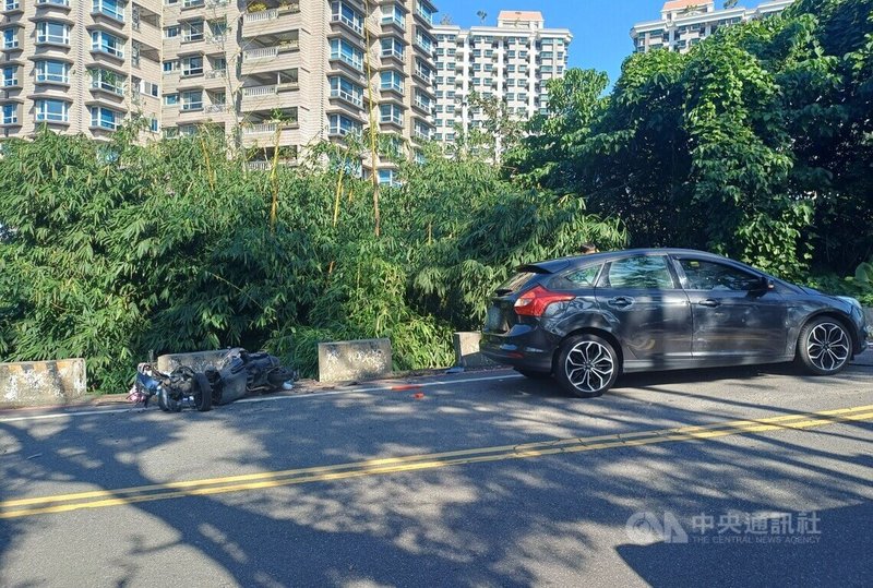 新北市淡水區38歲吳姓女子24日上午疑毒駕逆向肇事，林姓機車騎士遭撞後彈飛，墜落到一旁約3公尺深的邊坡下，被救起時已無生命跡象，經送醫急救後仍宣告不治。（翻攝照片）中央社記者王鴻國傳真　114年12月24日