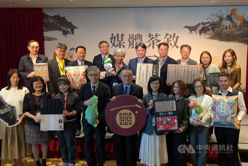 故宮院長蕭宗煌（前中）24日親率主管群向媒體預告故宮2026年度規劃，包含期望在2026年開工的「至善路入口無障礙通道新建工程」等。中央社記者王寶兒攝　114年12月24日