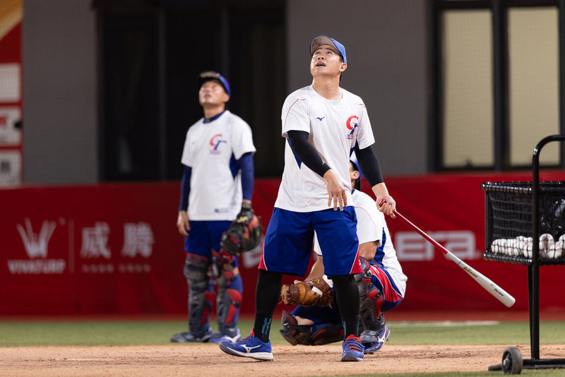 台電棒球好手陳偉志（前）球員退役、轉身成教練有新使命，盼帶起球員熱情，將業餘球員推向國際。圖為陳偉志2025年擔任亞洲棒球錦標賽台灣隊內野教練。（中華民國棒球協會提供）中央社記者謝靜雯傳真　114年12月24日
