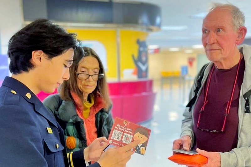 為避免不知情外籍旅客填寫入國登記表遭假網站誘導收費，移民署國境事務大隊特製印有可連結官網QR CODE的3款明信片，透過航空公司在外站登機前，及抵台各機場港口發放。（移民署國境事務大隊提供）中央社記者吳睿騏桃園機場傳真　114年12月24日