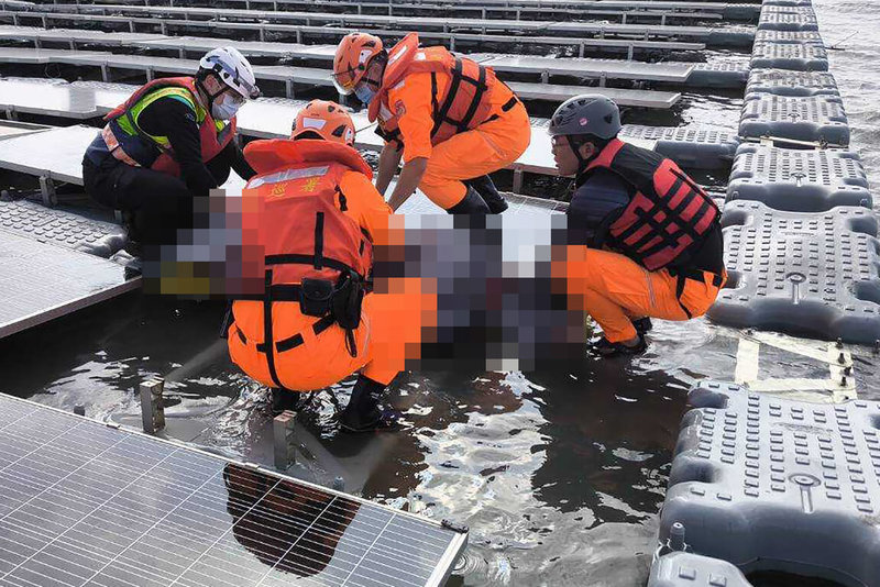 彰濱崙尾東地區海上光電板浮板附近23日上午被發現1具浮屍，經警方比對確認身分為50餘歲、設籍彰化縣福興鄉男子，詳細死因及落海原因待檢警調查。（民眾提供）中央社記者鄭維真傳真　114年12月24日