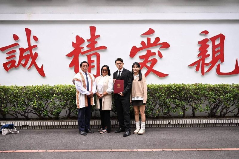 台東縣警察局關山分局偵查佐黃福昇（右2）8年來偵破連續兒少剝削及妨害性自主案，22日獲內政部警政署「113年婦幼安全工作績優員警」表揚。圖為黃福昇和家人分享榮耀。（關山分局提供）中央社記者盧太城台東傳真　114年12月24日