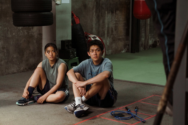 電影「恨女的逆襲」24日公布預告與漫畫版海報，主要演員林怡婷（左）、林毓家（右）為了演出苦練拳擊，林怡婷更透露，練習期間常因壓力大很痛苦，連原本就有的腰傷也變得嚴重，但仍咬牙撐過。（華映娛樂提供）中央社記者王心妤傳真　114年12月24日