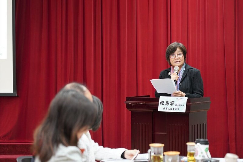 國家人權委員會24日與台灣勞工陣線舉辦工作坊，人權會副主委紀惠容致詞指出，研擬「企業與人權國家行動計畫2.0」是回應國際趨勢關鍵舉措，人權會將持續監督政策實施，確保人權原則貫徹於政策制定與執行中。（人權會提供）中央社記者高華謙傳真 114年12月24日