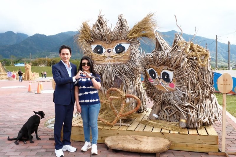 演員黃鐙輝（前左）24日到花蓮富里參與第7屆稻草藝術季「富里喵樂園」記者會，與富里鄉農會總幹事張素華（右）在漫畫家敖幼祥作品前合影。（富里鄉農會提供）中央社記者洪素津傳真　114年12月24日