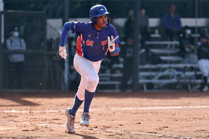 2025台北城市盃青少年棒球邀請賽24日舉行決賽，桃園新明國中在4強賽靠著歐子喬（圖）7局完投勝、敲出再見轟，助隊晉級冠軍戰，可惜最終不敵日本東海隊，拿下亞軍。（台北市棒球協會提供）中央社記者謝靜雯攝　114年12月24日