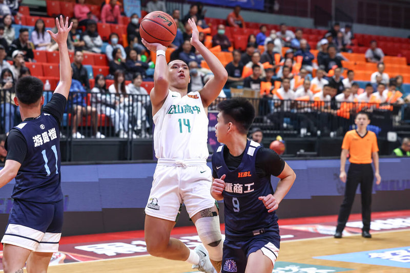 HBL高中籃球聯賽衛冕軍松山高中24日複賽面對三重商工，靠著高一潛力新星潘辰武（持球者）攻下13分、7籃板、4抄截，終場順利以89比54輕取對手拿勝。（高中體總提供）中央社記者陳容琛傳真　114年12月24日