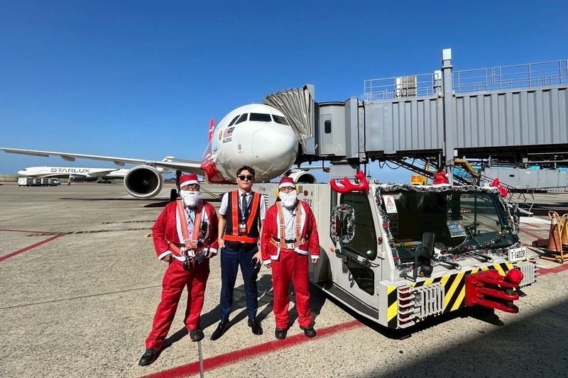 桃園航勤公司將節慶元素融入地面勤務作業，於耶誕節期間，在確保作業安全無虞前提下，由員工裝扮成耶誕老人現身機坪，並駕駛以麋鹿意象妝點的航機拖車送機，向機組員及乘客傳遞節日祝福。（桃園航勤公司提供）中央社記者吳睿騏傳真　114年12月24日