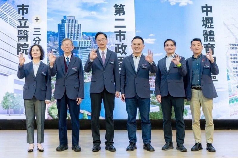 桃園市長張善政（左3）24日舉行就職3週年記者會，除細數政績外，同時也宣布第2市政園區將結合中路重劃區，打造未來城市核心。（桃園市政府新聞處提供）中央社記者吳睿騏傳真　114年12月24日