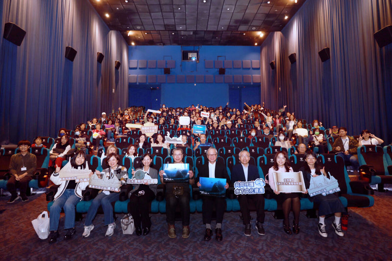 文化部24日邀請曾參與水下文資推廣課程的師生觀賞紀錄片「沈睡的水下巨人」，文化部長李遠（前排右4）、導演李景白（前排左4）出席。（文化部提供）中央社記者邱祖胤傳真　114年12月24日