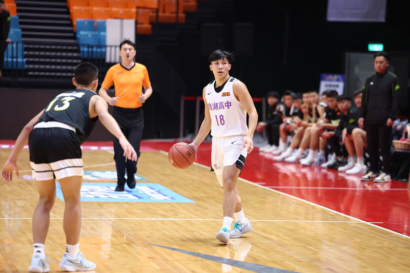 114學年度HBL高中籃球聯賽男子組複賽在屏東縣體育館持續展開，南湖高中24日複賽第2戰面對錦和高中，菜鳥王以勒（持球者）攻下15分，助南湖終場以113比88贏得複賽第2勝。（高中體總提供）中央社記者陳容琛傳真　114年12月24日