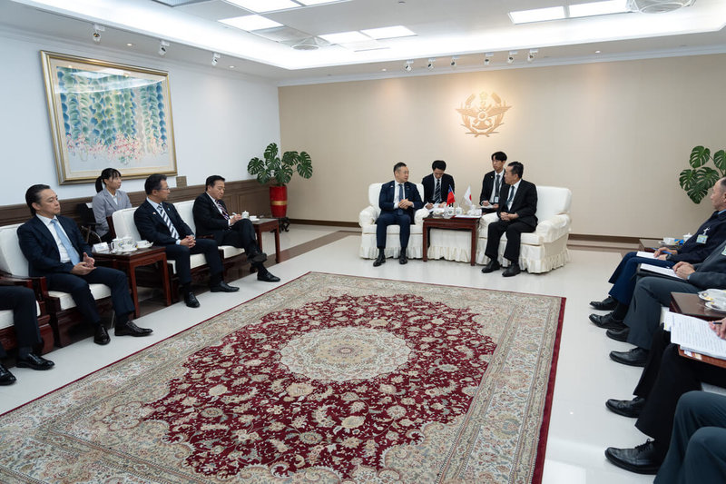 國防部長顧立雄24日接見日本前法務大臣鈴木馨祐眾議員一行人，並強調台日身為民主夥伴，盼未來能具體深化雙邊國防交流，建立集體嚇阻力。（國防部提供）中央社記者游凱翔傳真　114年12月24日