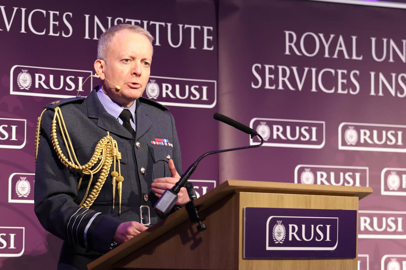 英國國防參謀長奈頓上將近日在英國智庫「皇家聯合軍事研究所」（RUSI）發表年度演說時，呼籲強化全社會防衛，並強調國防不只是責任，也是機會，「國防紅利」真實存在。（RUSI提供）中央社記者陳韻聿倫敦傳真　114年12月24日
