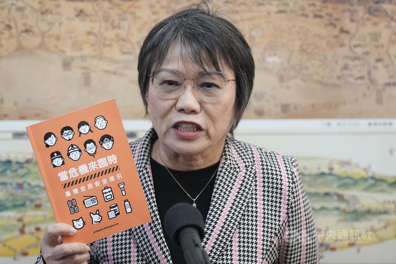 立法院內政委員會24日繼續審查「住宅法」修正草案等43案，內政部長劉世芳會前接受媒體聯訪，針對未來小橘書改版方向，以及預計印製預算等問題，劉世芳表示，115年度中央政府總預算案現在還在立法院，不敢確定明年立法院是否會讓他們再印小橘書，但會極力爭取。中央社記者徐肇昌攝　114年12月24日