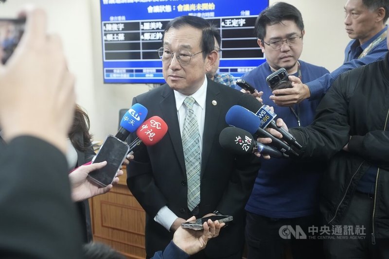 退役上將陳廷寵赴北京出席抗日史研討會。對此，退輔會副主委傅正誠（中）24日受訪表示，有無違反規定會由權責單位處理；退輔會日前曾表揚16位抗戰老英雄，退輔會還為此出版專書，可看出「抗戰英雄都在台灣」。中央社記者徐肇昌攝　114年12月24日