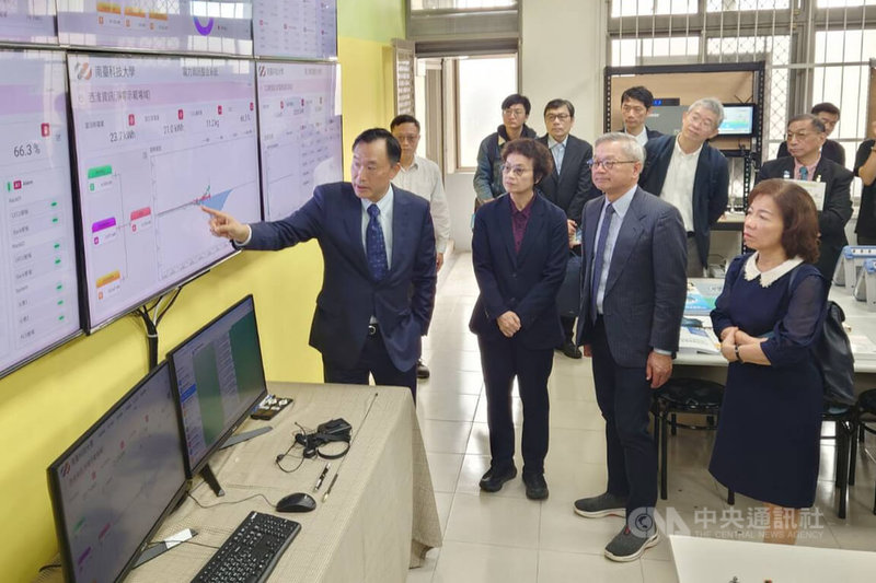 南台科技大學「智慧微電網產業人才及技術培育基地」24日揭牌，校長黃能富（前左）帶國科會主委吳誠文（前右2）、教育部技職司長楊玉惠（前右1）參觀。中央社記者楊思瑞攝  114年12月24日