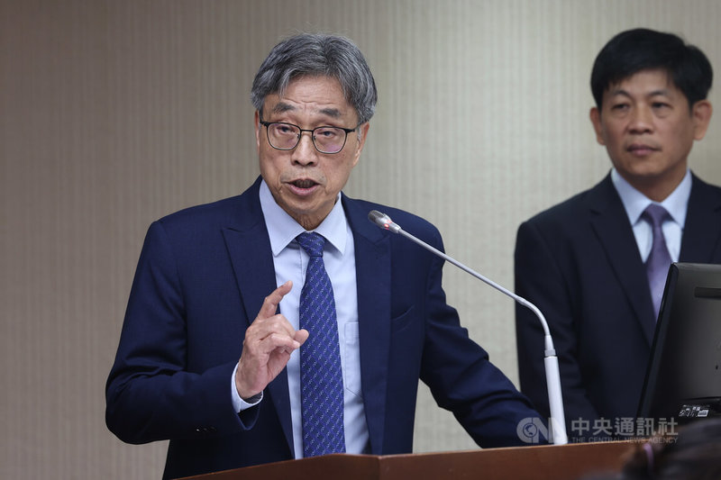 朝野立委日前爭相提案調高老農津貼，農業部長陳駿季（左）24日在立法院表示，支持適度調整發放額度、放寬排富條款，並建立期中檢討門檻，例如每兩年檢討一次，觸發機制是CPI達到3%至5%，但要考量財政能力。中央社記者吳家昇攝　114年12月24日