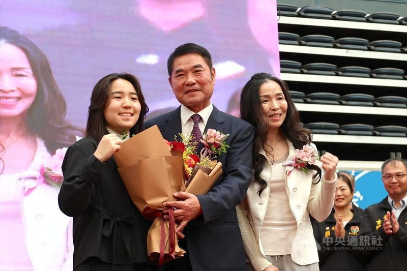 苗栗縣長鍾東錦就職3週年記者會暨縣政成果發表活動24日在苗栗巨蛋體育館舉行，鍾東錦妻子陳美琦（右）及正在美國攻讀碩士的女兒（左）上台獻花合影，場面溫馨。中央社記者管瑞平攝　114年12月24日