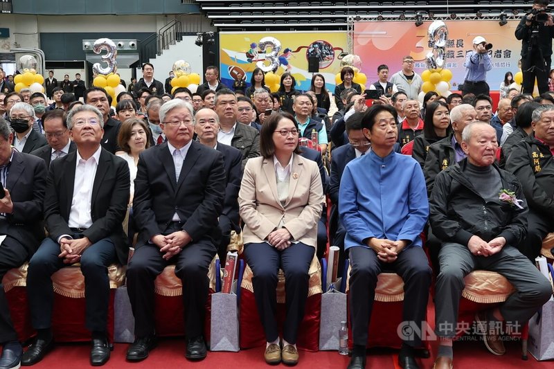 民眾黨中央政策會執行長賴香伶（前左3）24日出席苗栗縣長鍾東錦就職3週年活動，對於將出任苗栗縣副縣長一職，她表示會全力以赴。中央社記者管瑞平攝　114年12月24日
