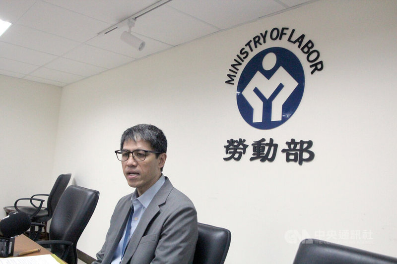 勞動部勞動力發展署跨國勞動力管理組長蘇裕國（圖）24日指出，日前接獲民團陳情，有仲介公司利用移工轉換雇主之際，違法收取期滿轉換或續聘費用逾新台幣100萬元，地方政府已依違反就業服務法開罰逾1000萬元。中央社記者吳欣紜攝　114年12月24日