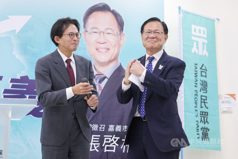 台灣民眾黨24日在台北舉辦記者會,黨主席黃國昌(左)宣布徵召立委張啓楷(右)參選嘉義市長。中央社記者裴禛攝 114年12月24日