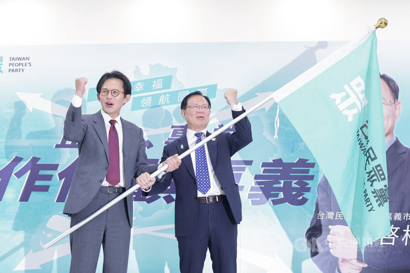 台灣民眾黨24日下午在台北舉行記者會，宣布徵召立委張啓楷（右）參選嘉義市長，由黨主席黃國昌（左）授旗。中央社記者裴禛攝　114年12月24日