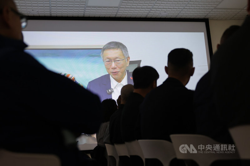 民眾黨中央委員會24日徵召立委張啓楷參選嘉義市長,民眾黨前主席柯文哲(螢幕者)在台北地院出庭不克前來,以預錄影片推薦張啓楷,希望嘉義民眾給張啓楷一個機會。中央社記者裴禛攝 114年12月24日