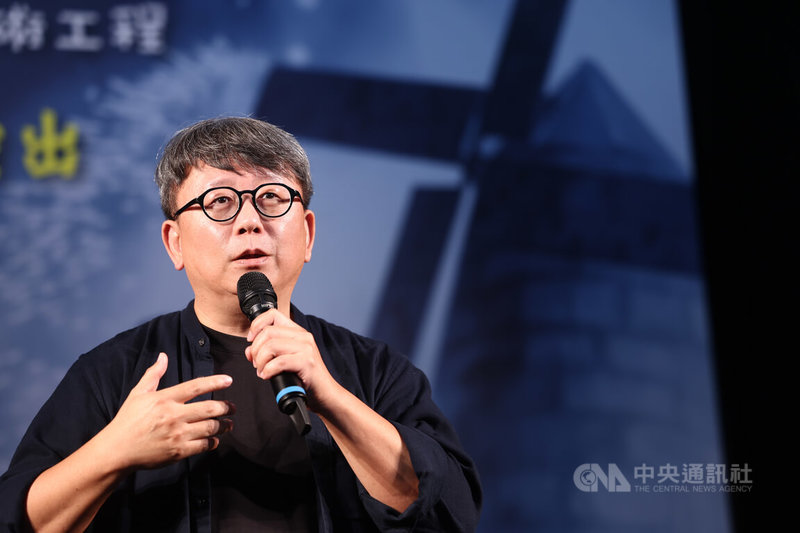 紙風車劇團24日舉辦記者會為紙風車368兒童藝術工程20週年特別演出宣傳造勢，紀錄片導演楊力州（圖）也到場，登台分享記錄紙風車巡演的心路歷程。中央社記者王騰毅攝　114年12月24日