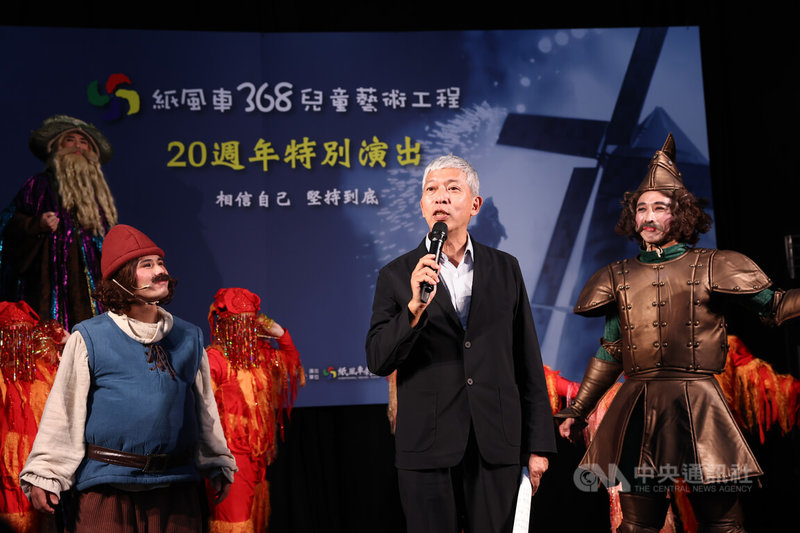 紙風車劇團24日在台北排練場舉行記者會，為2026年1月將在台北表演藝術中心登場的紙風車368兒童藝術工程20週年特別演出宣傳，團長任建誠（中）歡迎民眾一同前往欣賞。中央社記者王騰毅攝　114年12月24日
