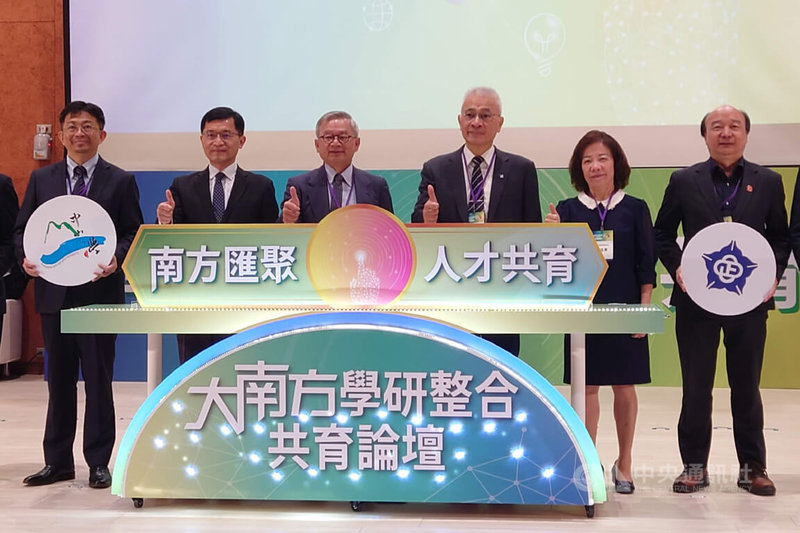 工研院24日在台南沙崙綠能科技示範場域舉辦「大南方學研整合共育論壇」，經濟部次長何晉滄（左2）、國科會主委吳誠文（左3）、工研院長張培仁（右3）等人出席。中央社記者楊思瑞攝  114年12月24日