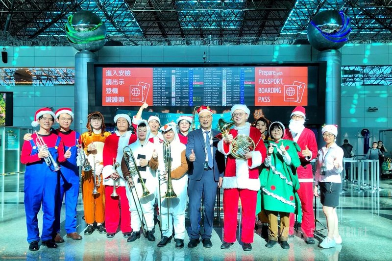 耶誕節到來，國家青年交響樂團（NSYO）銅管樂隊成員24日下午受邀快閃桃園國際機場，演奏多首耶誕歌曲等旋律，並送上應景糖果，向國內外旅客傳遞平安溫暖祝福。中央社記者吳睿騏攝　114年12月24日