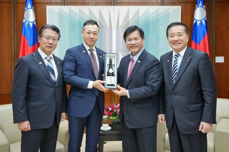 外交部長林佳龍（右2）23日接見日本前法務大臣鈴木馨祐眾議員（左2）、前首相補佐官長島昭久眾議員（右1）及前法務大臣政務官神田潤一眾議員（左1）。（外交部提供）中央社記者楊堯茹傳真　114年12月24日