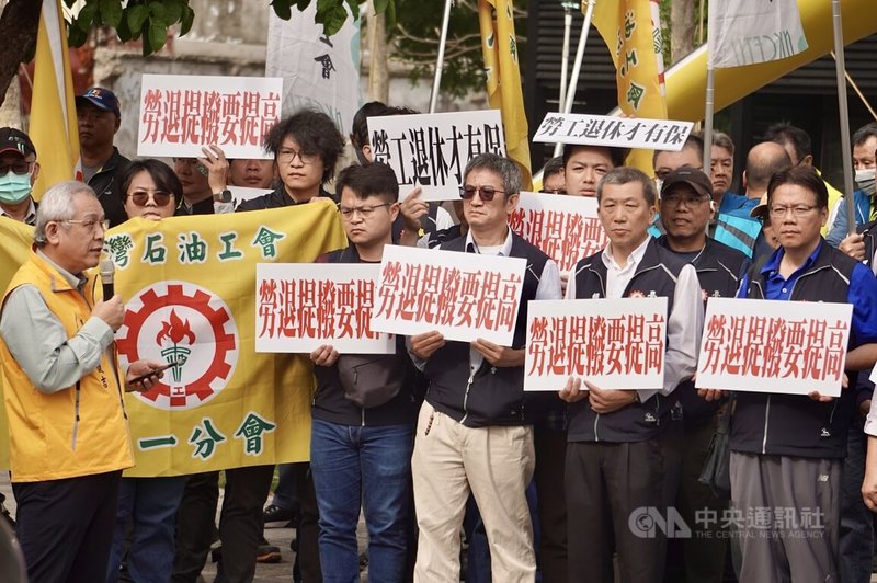 高雄市產業總工會等多個勞工團體24日到行政院南部聯合服務中心前舉辦記者會,呼籲相關單位應正視勞工在退休後面臨保障不足的問題,訴求提高勞退雇主強制提撥率。中央社記者董俊志攝 114年12月24日