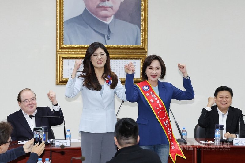 國民黨主席鄭麗文(前左)24日在中常會上宣布,徵召立委柯志恩(前右)參選高雄市長,鄭麗文與柯志恩高喊勝選口號。中央社記者郭日曉攝 114年12月24日
