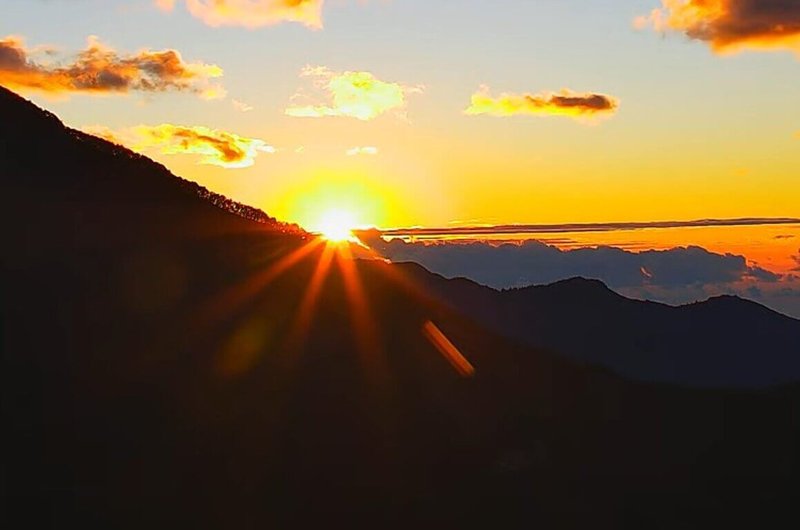 台東逾170公里海岸線和南橫埡口都有即時影像，民眾可線上守候迎接2026第1道曙光，圖為24日埡口即時影像捕捉到的曙光和日出。（台東縣政府提供）中央社記者盧太城台東傳真　114年12月24日