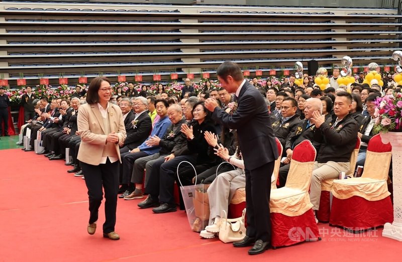 苗栗縣長鍾東錦（前右）24日在就職3週年記者會中，宣布將由民眾黨中央政策會執行長賴香伶（前左）擔任苗栗縣第2副縣長，他感謝民眾黨「借將」，讓優秀人才回鄉服務。中央社記者管瑞平攝　114年12月24日