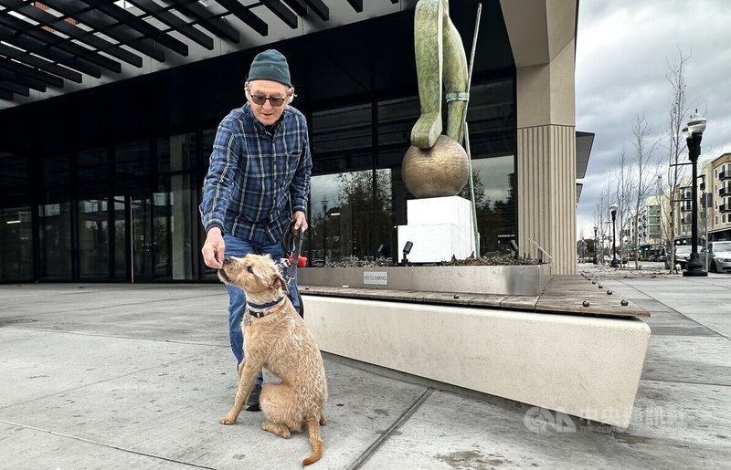 美國一名律師日前將國稅局告上法院，主張寵物非財產，應像小孩一樣可抵稅。加州飼主芮克（圖）認為，寵物是家中一份子，但不是法律或稅務意義上的被扶養人。中央社記者張欣瑜舊金山攝　114年12月24日