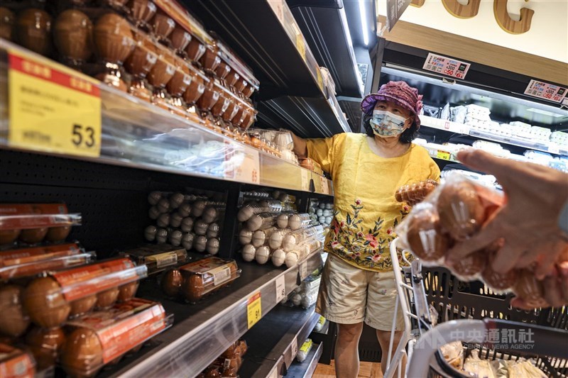 圖為民眾在賣場挑選雞蛋。 （中央社檔案照片）